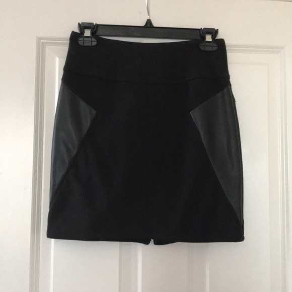 ponte knit black skirt w/ faux leather panel 38 - Picture 2 of 3